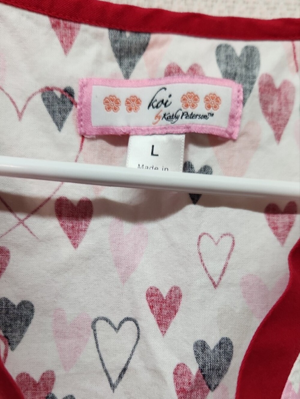 koi Heart-Print Wrap Scrub Top in Red, Pink, Black - Picture 2 of 3